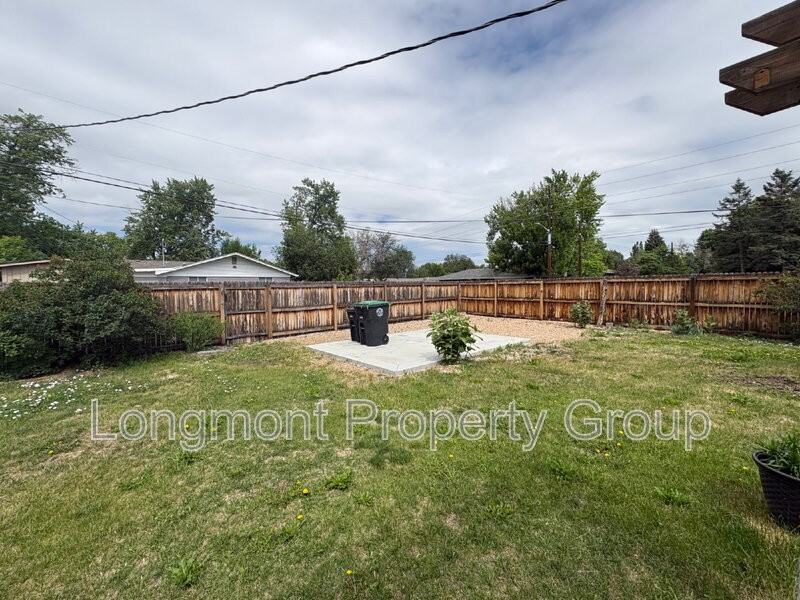 1851 Collyer St - Photo 3 of 24