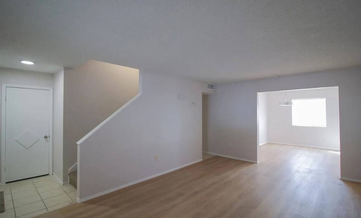 219 Debora Ct - Photo 2 of 10
