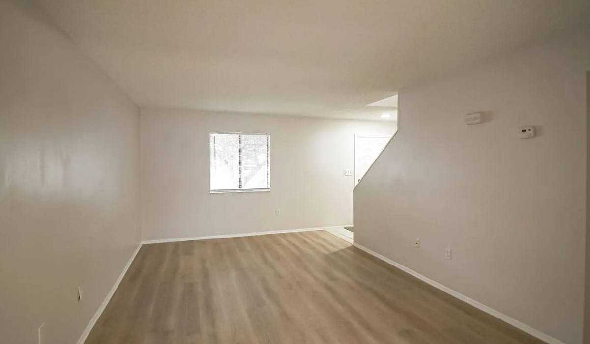 219 Debora Ct - Photo 3 of 10