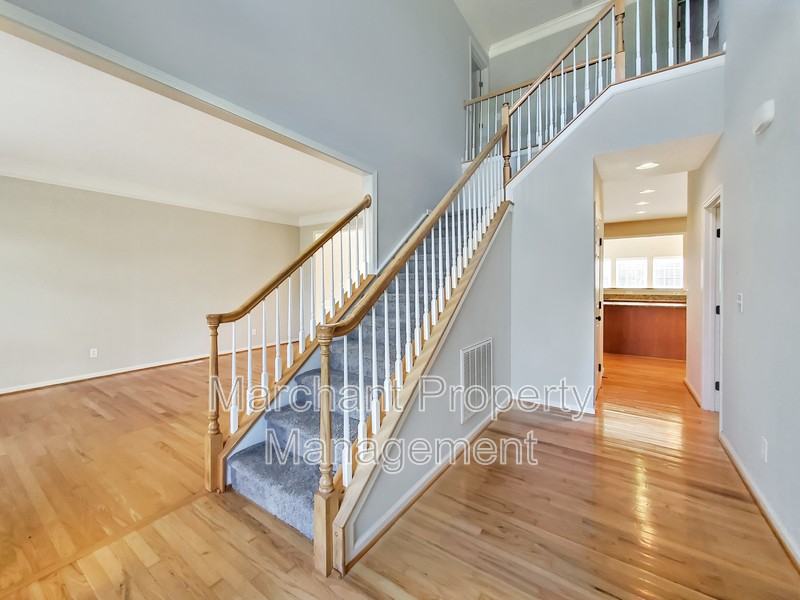 15 Silverthorn Ct - Photo 4 of 50
