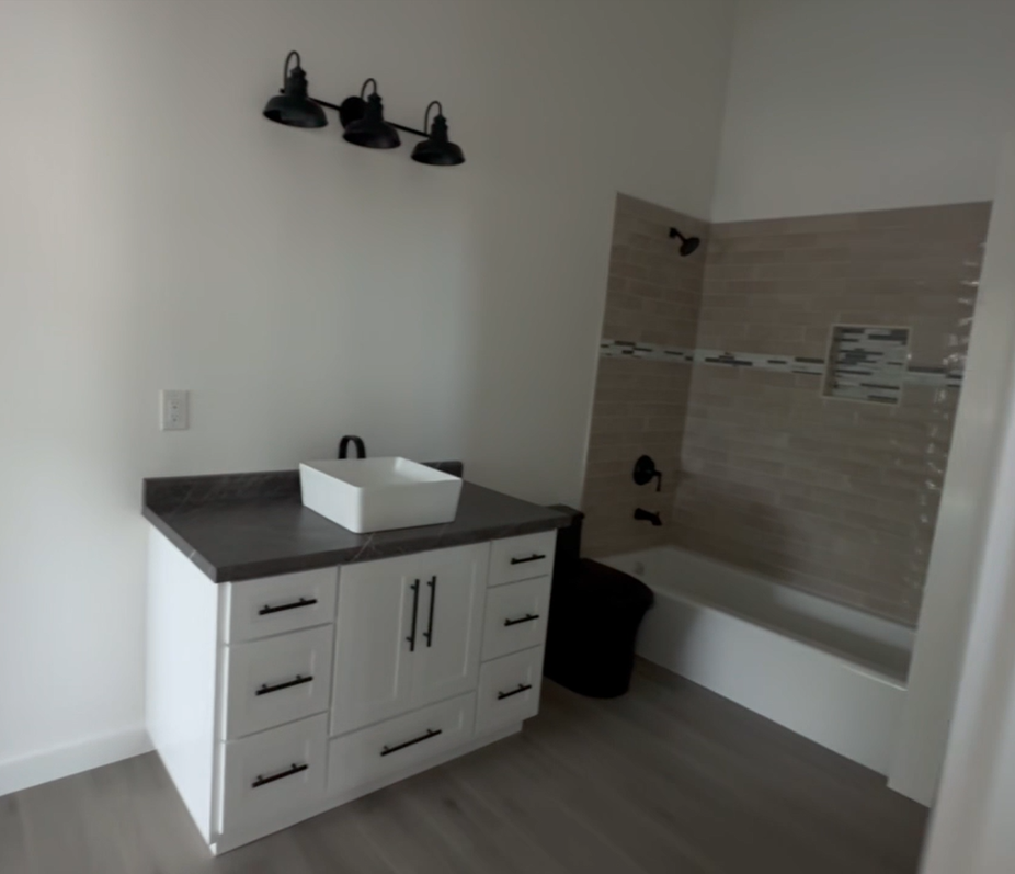 705 N Railroad Ave - Photo 4 of 5