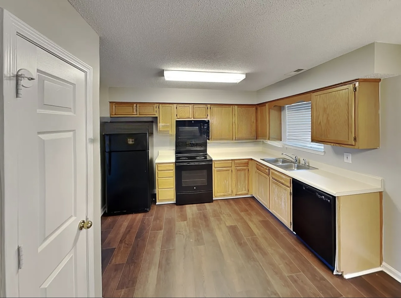 1358 Crestridge Ln - Photo 3 of 6