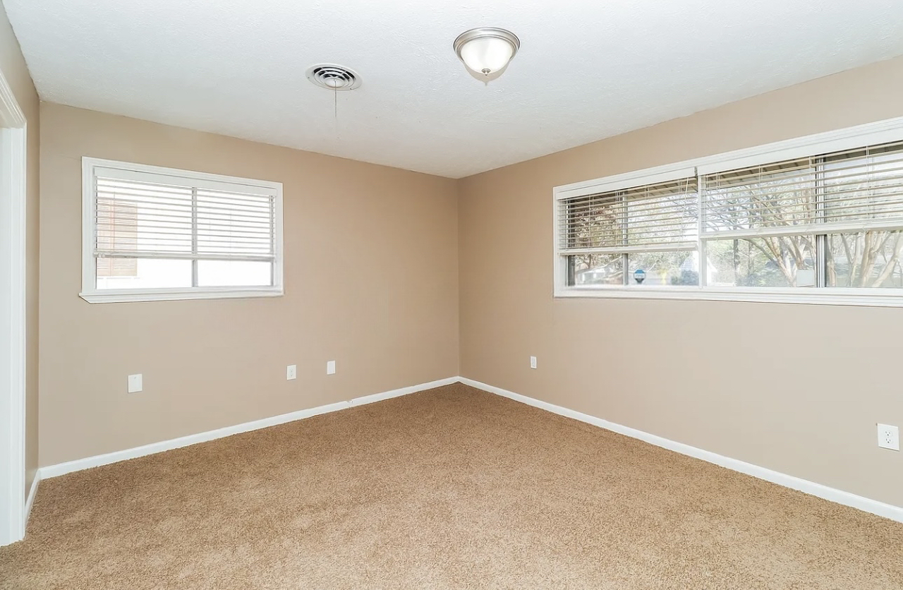 956 Briarwood Dr - Photo 4 of 6