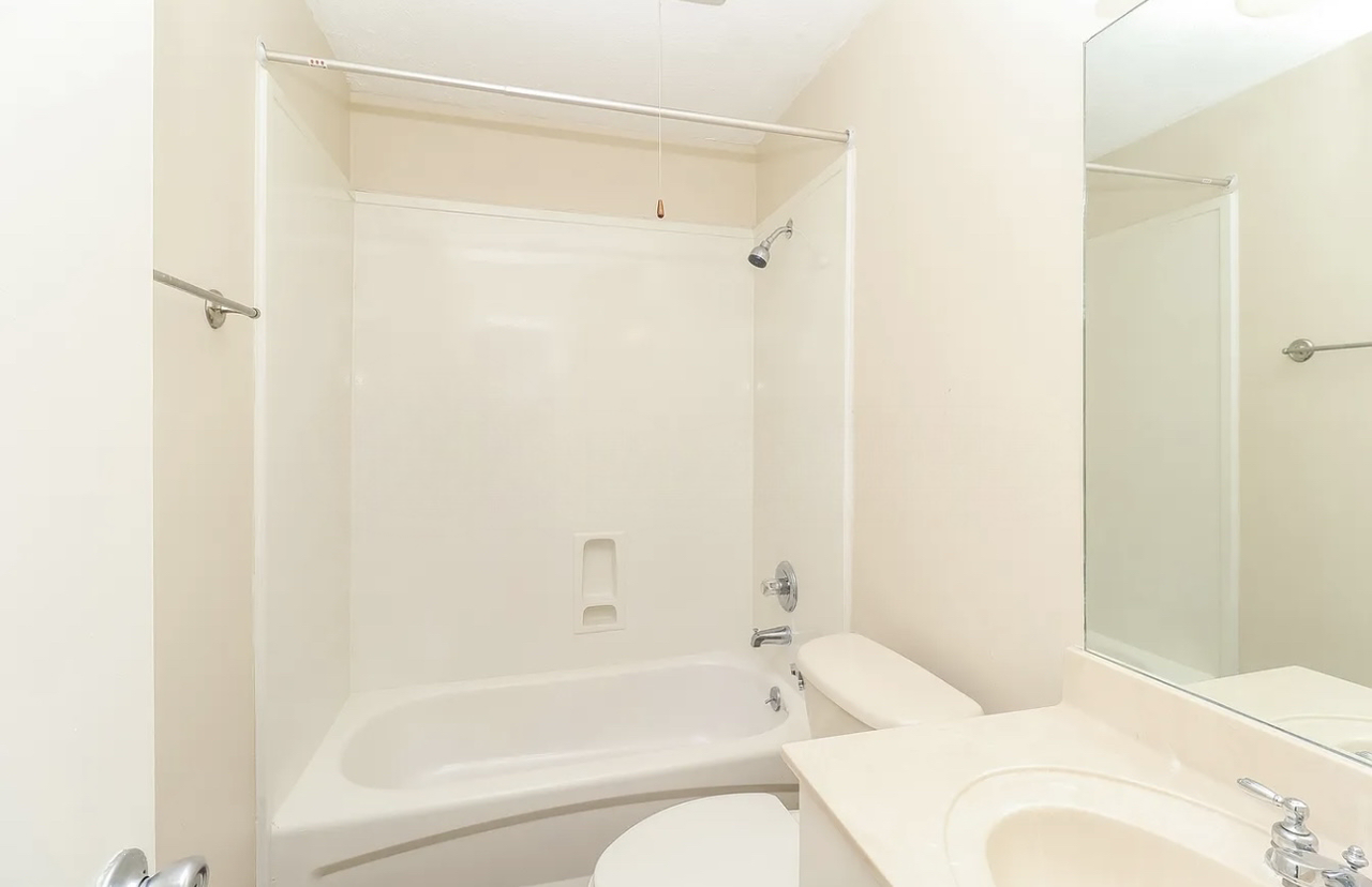 956 Briarwood Dr - Photo 5 of 6