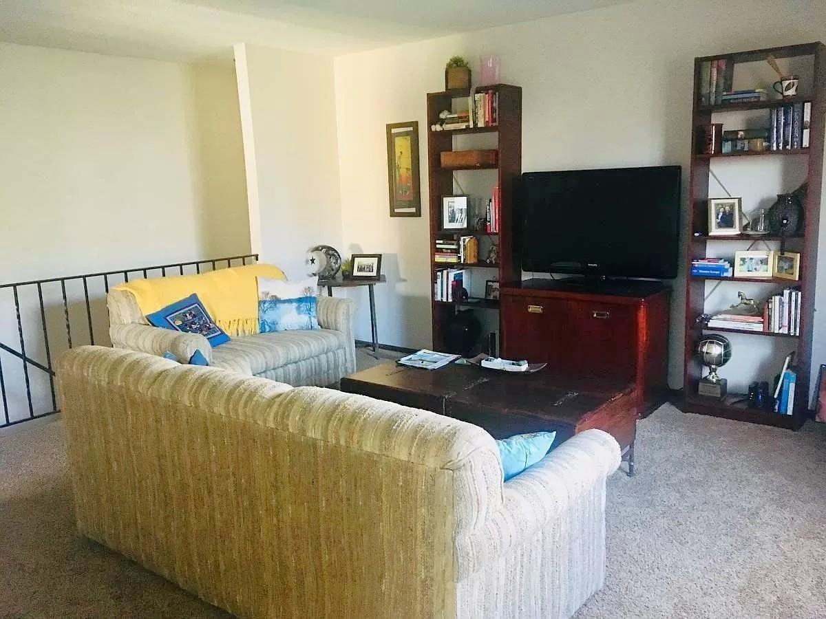 1074 Regency Dr - Photo 2 of 12