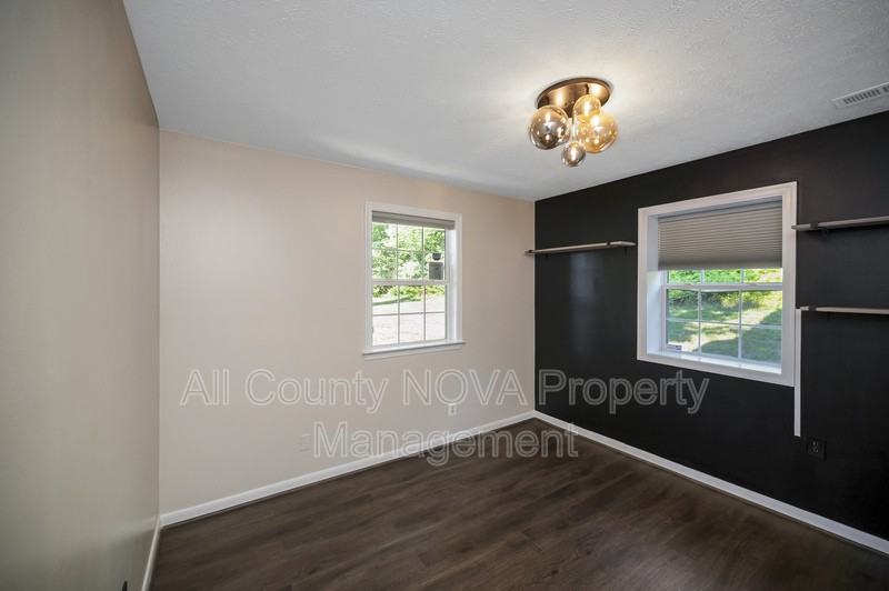 610 Kensington Dr - Photo 6 of 37