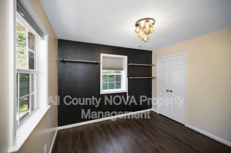 610 Kensington Dr - Photo 7 of 37