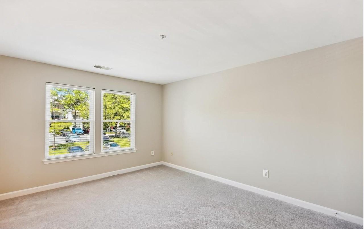 3317 Sir Thomas Dr - Photo 3 of 31