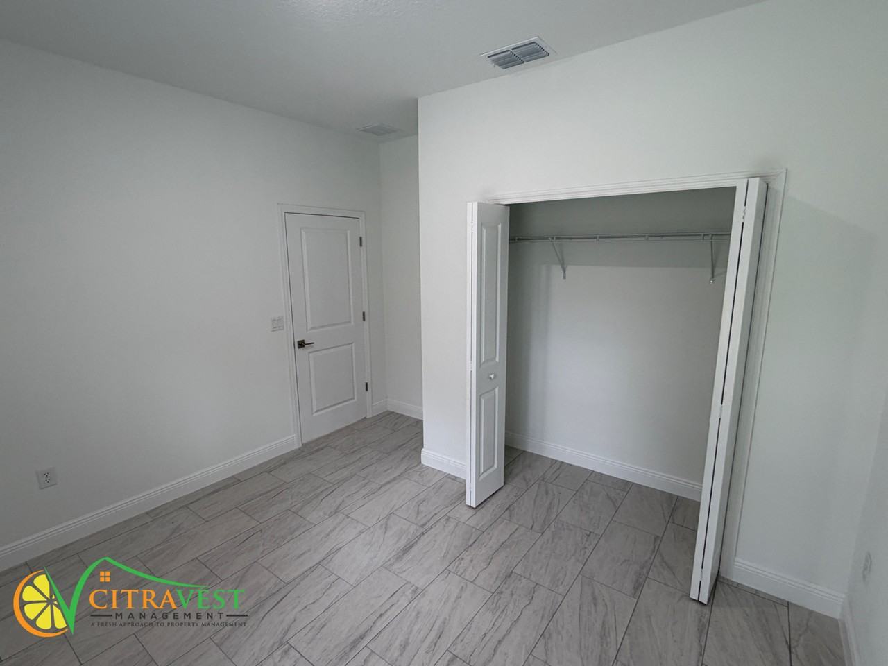 10468 N Spaulding Dr - Photo 7 of 13