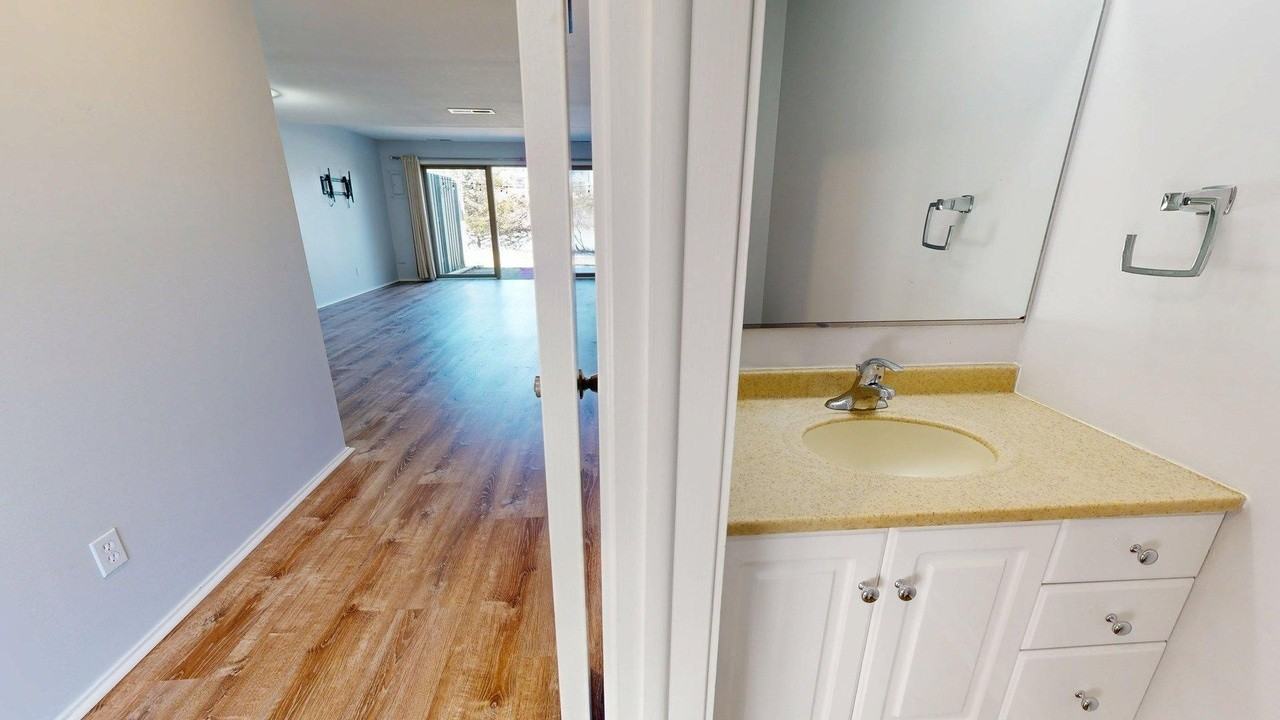 734 Peninsula Ct - Photo 4 of 23