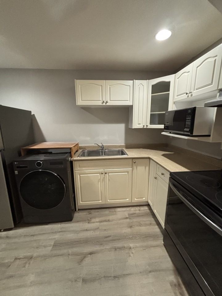 6881 192 St Bsmt #Bsmt - Photo 4 of 14