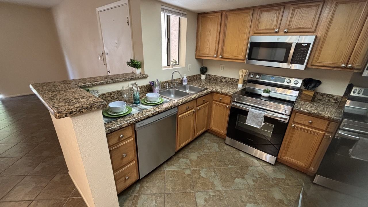 5757 W Eugie Ave - Photo 5 of 25