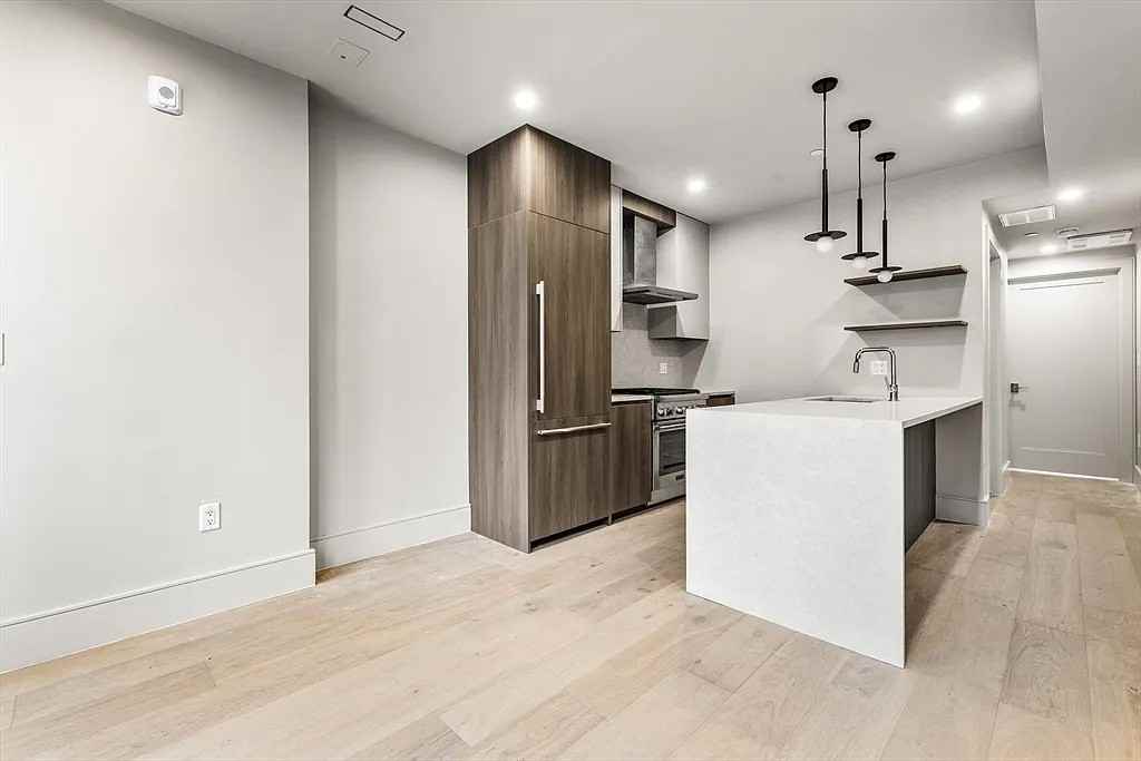 300 Franklin St #2 - Photo 7 of 13