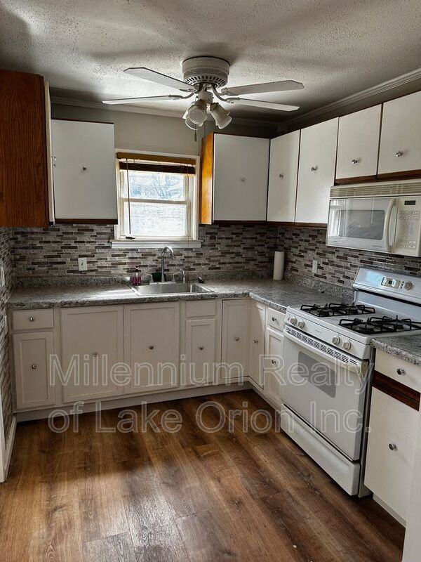 22622 Panama Ave - Photo 4 of 14