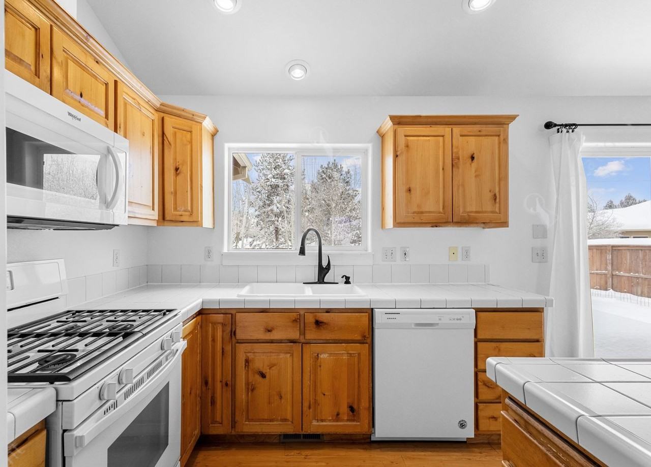 20700 Nicolette Dr - Photo 5 of 27