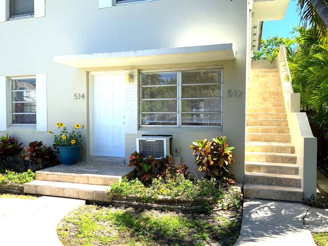 512 Ne 68th St - Photo 3 of 22