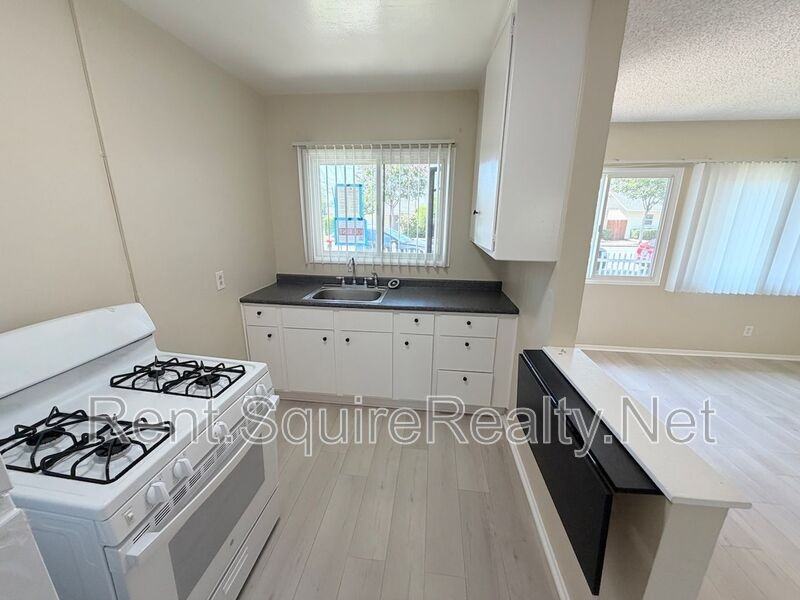 247 W 9th St - Photo 5 of 9