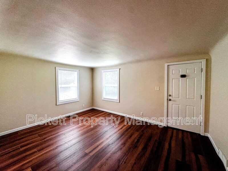 840 Maple Ave E - Photo 2 of 16