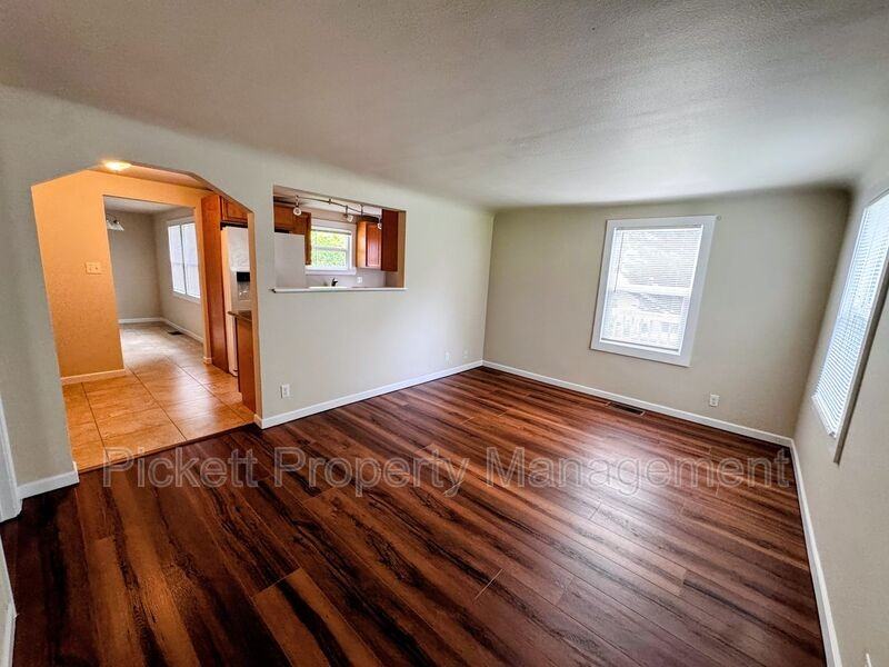 840 Maple Ave E - Photo 3 of 16