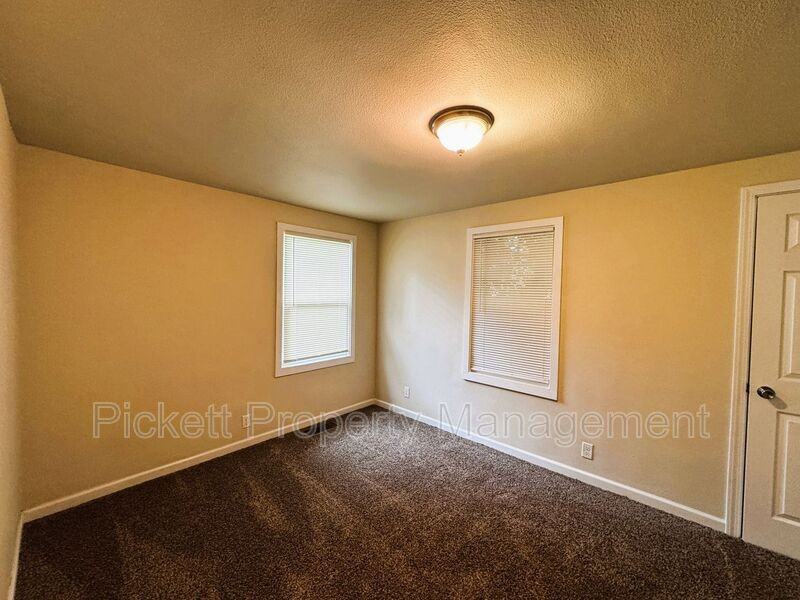 840 Maple Ave E - Photo 4 of 16