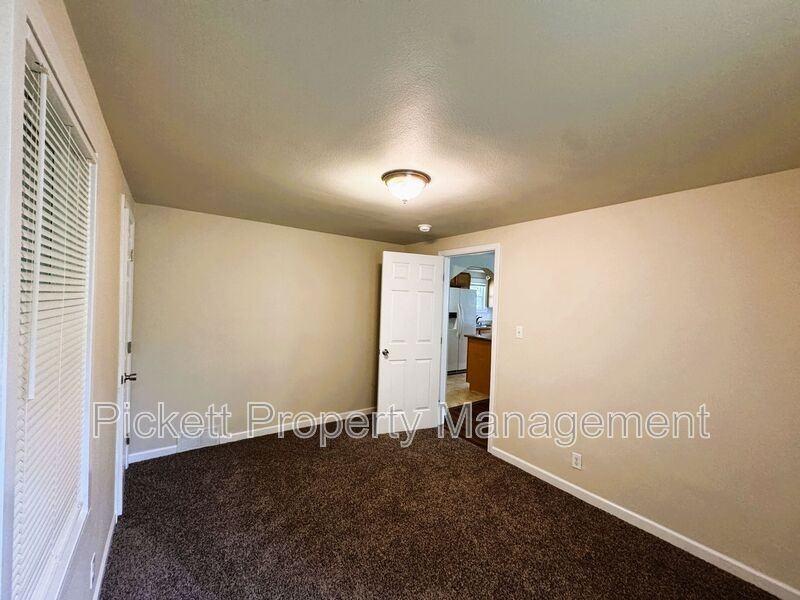 840 Maple Ave E - Photo 5 of 16