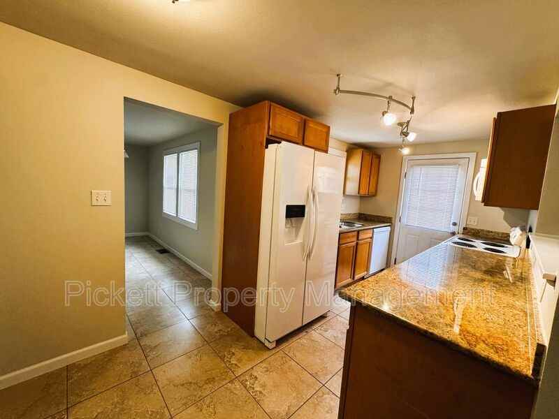840 Maple Ave E - Photo 6 of 16