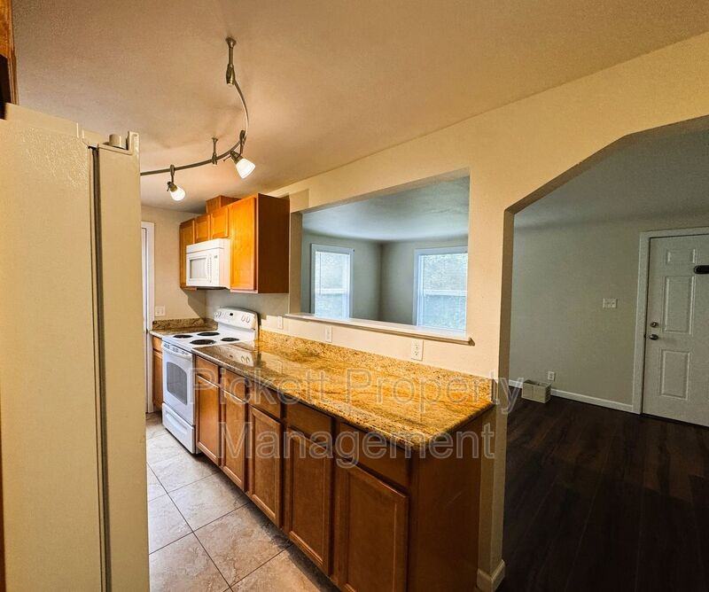 840 Maple Ave E - Photo 7 of 16