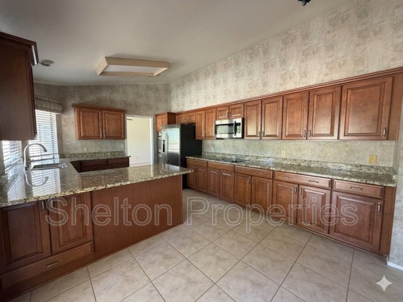 9418 W Tonto Ln - Photo 2 of 19