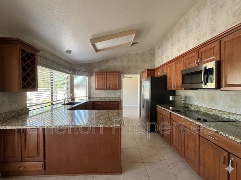9418 W Tonto Ln - Photo 3 of 19