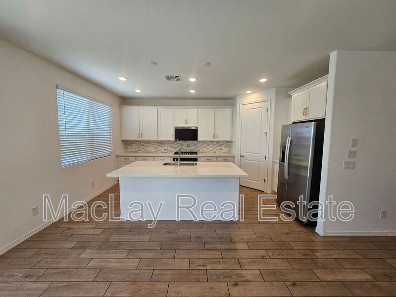 22815 E Watford Dr - Photo 2 of 23