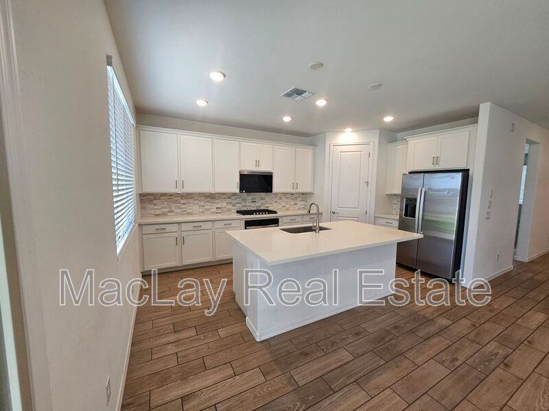 22815 E Watford Dr - Photo 3 of 23