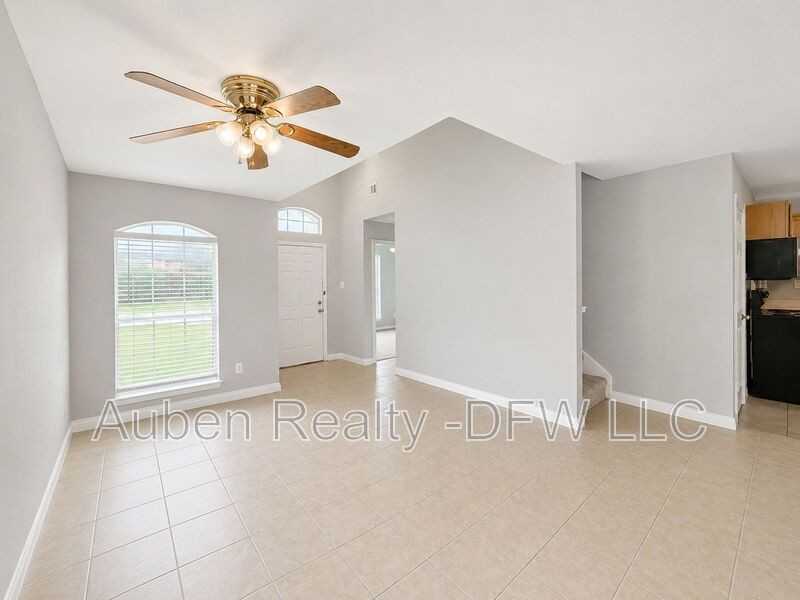 434 Chestnut Ln - Photo 4 of 22