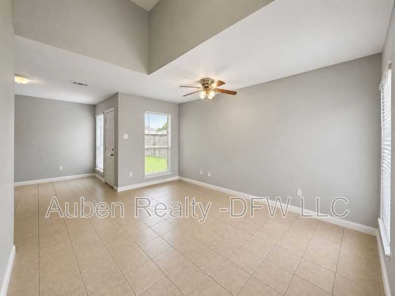 434 Chestnut Ln - Photo 5 of 22
