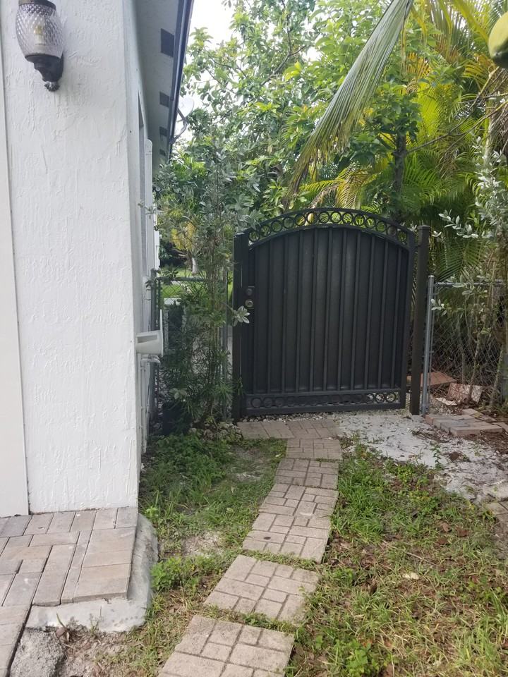 575 Nw 20th St - Photo 2 of 10