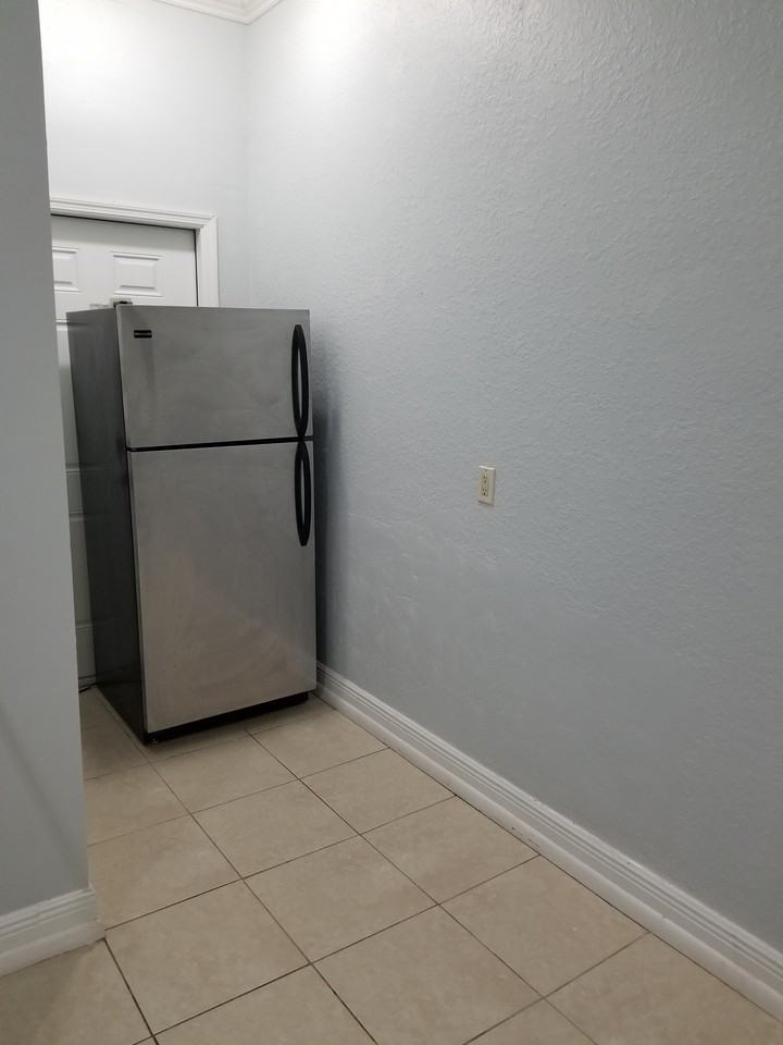 575 Nw 20th St - Photo 5 of 10