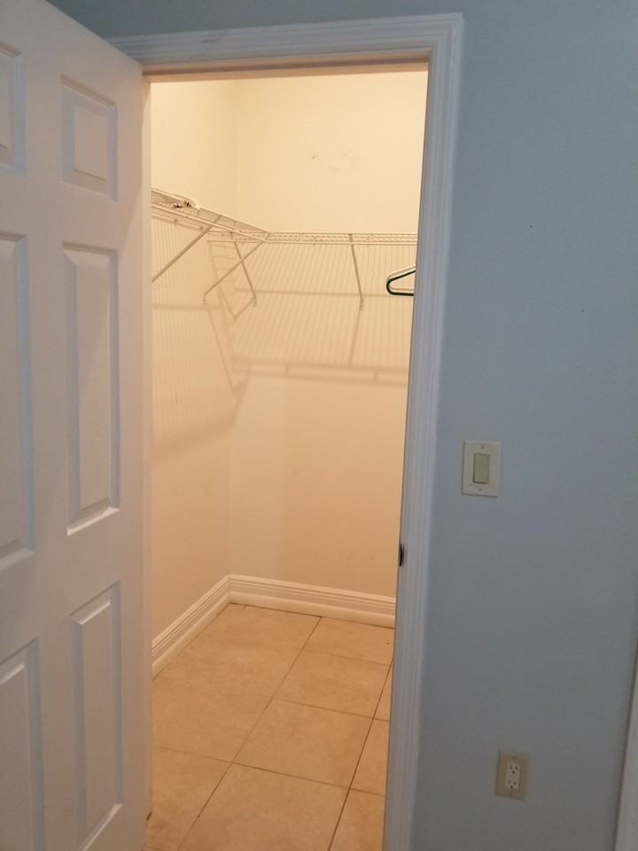 575 Nw 20th St - Photo 6 of 10