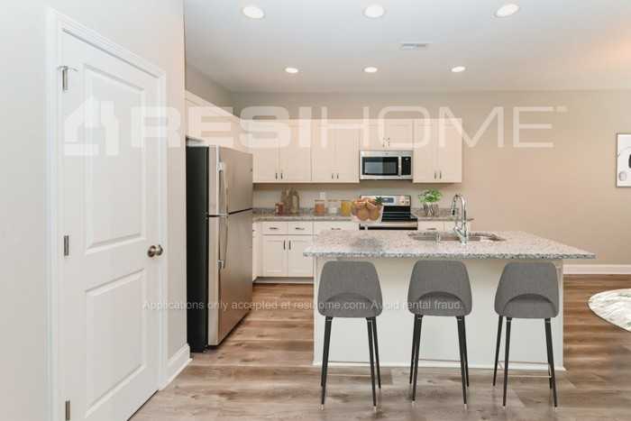 841 7th St - Photo 3 of 17