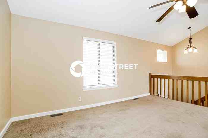 611 W Sunrise Dr - Photo 2 of 15