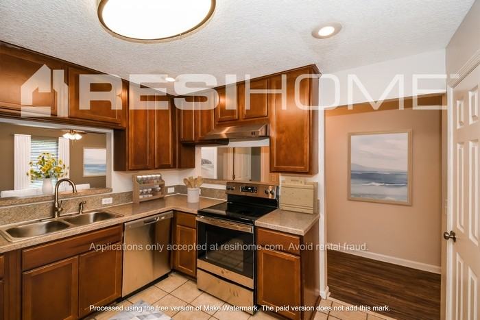 2051 Delray Ave - Photo 3 of 19
