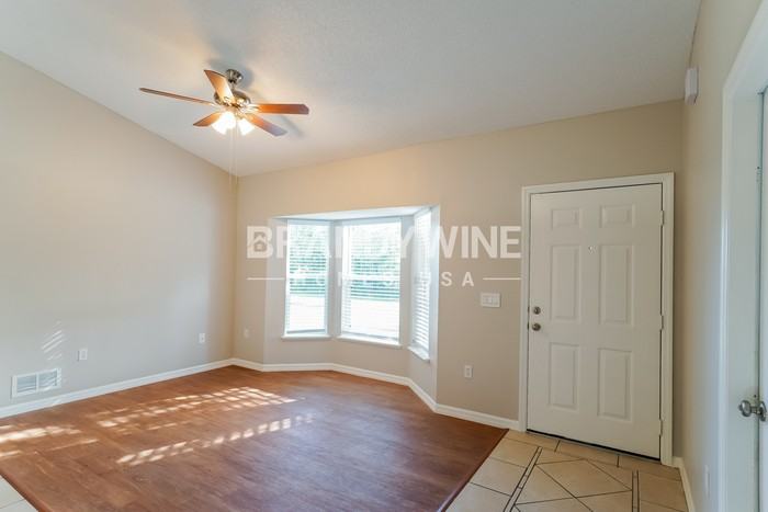 5121 Teather St - Photo 4 of 34