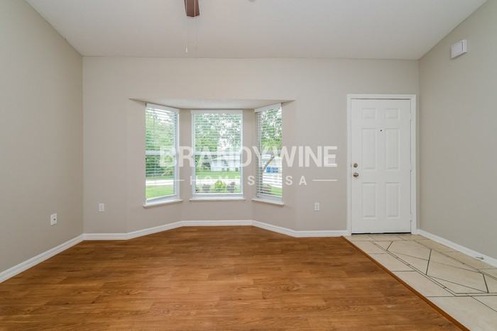 5121 Teather St - Photo 5 of 34