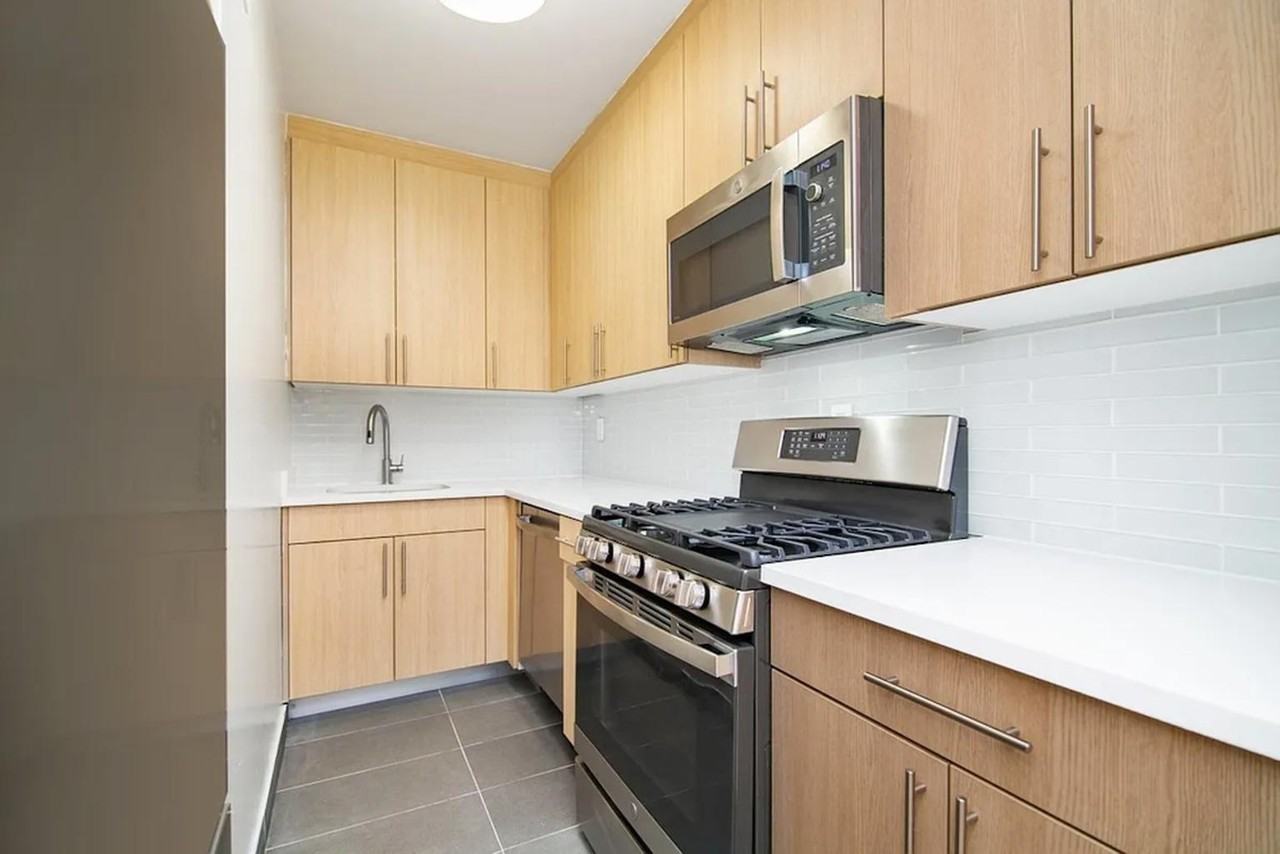 305 W 52nd St #5B - Photo 2 of 6