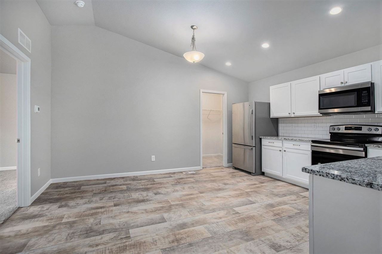 16573 Charles Town Dr - Photo 3 of 13