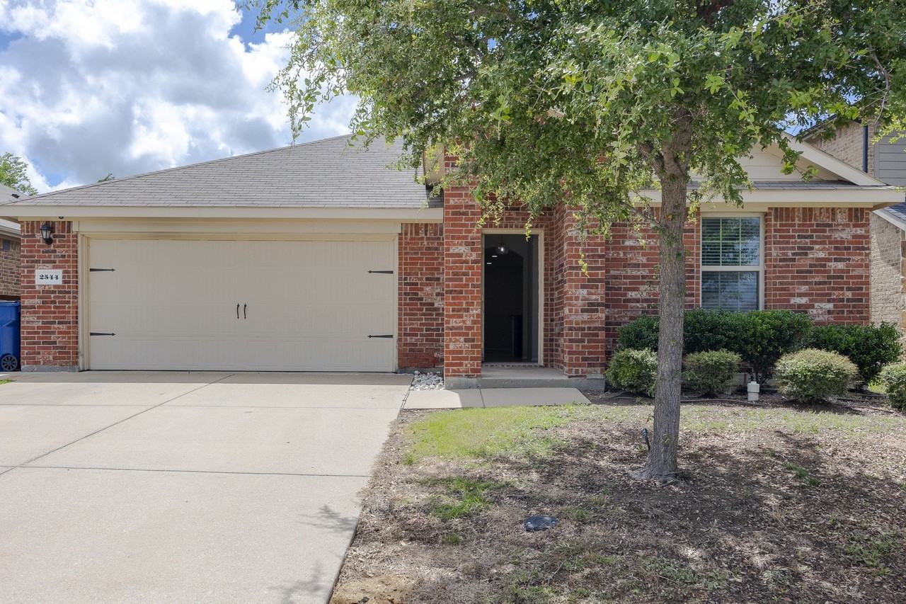 2544 Saldana Dr - Photo 2 of 28