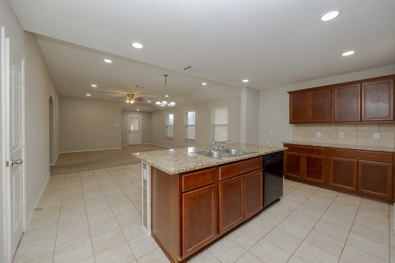 2544 Saldana Dr - Photo 6 of 28
