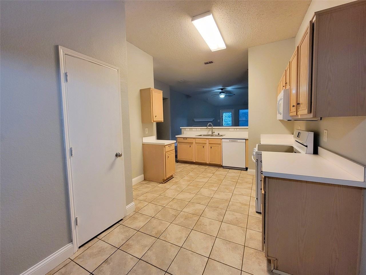 829 Beaver Creek Dr - Photo 3 of 15