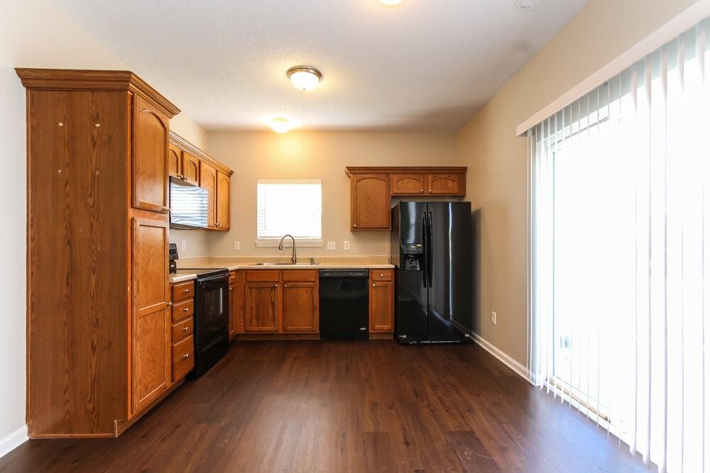 672 Cloverfield Ln - Photo 4 of 15