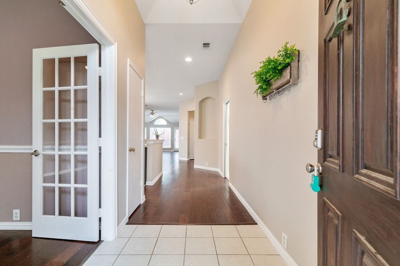 615 Lake Bridge Dr - Photo 3 of 25