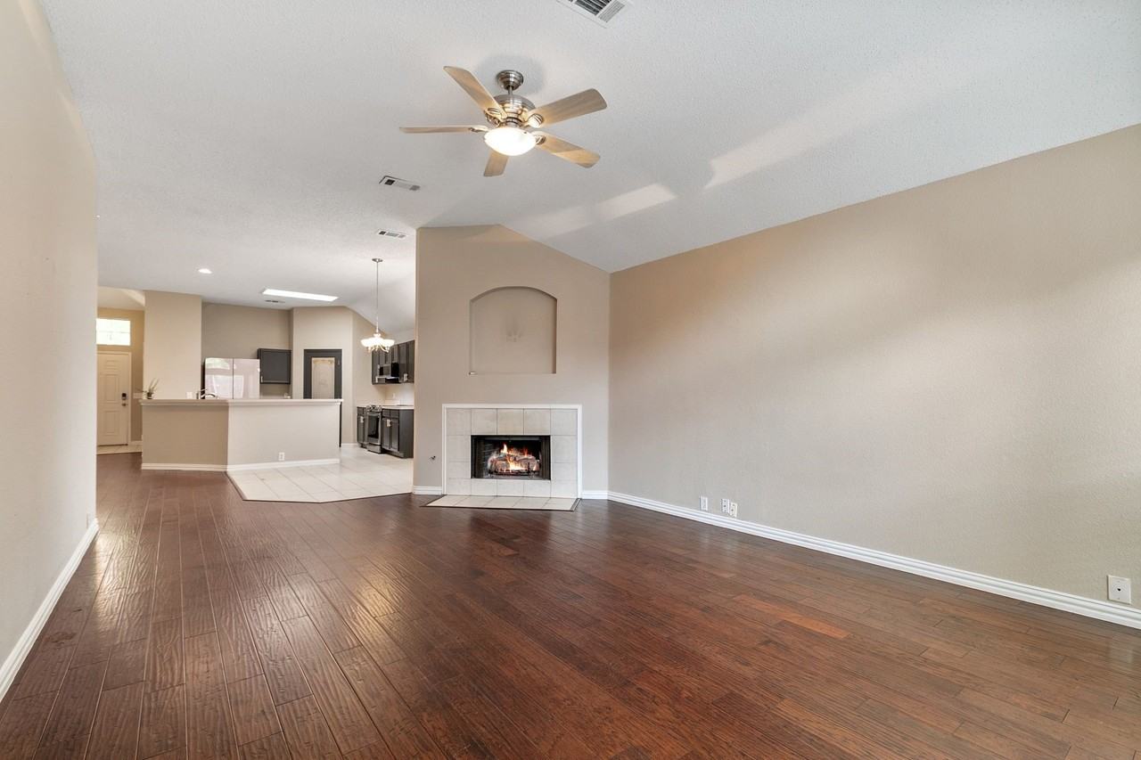 615 Lake Bridge Dr - Photo 5 of 25