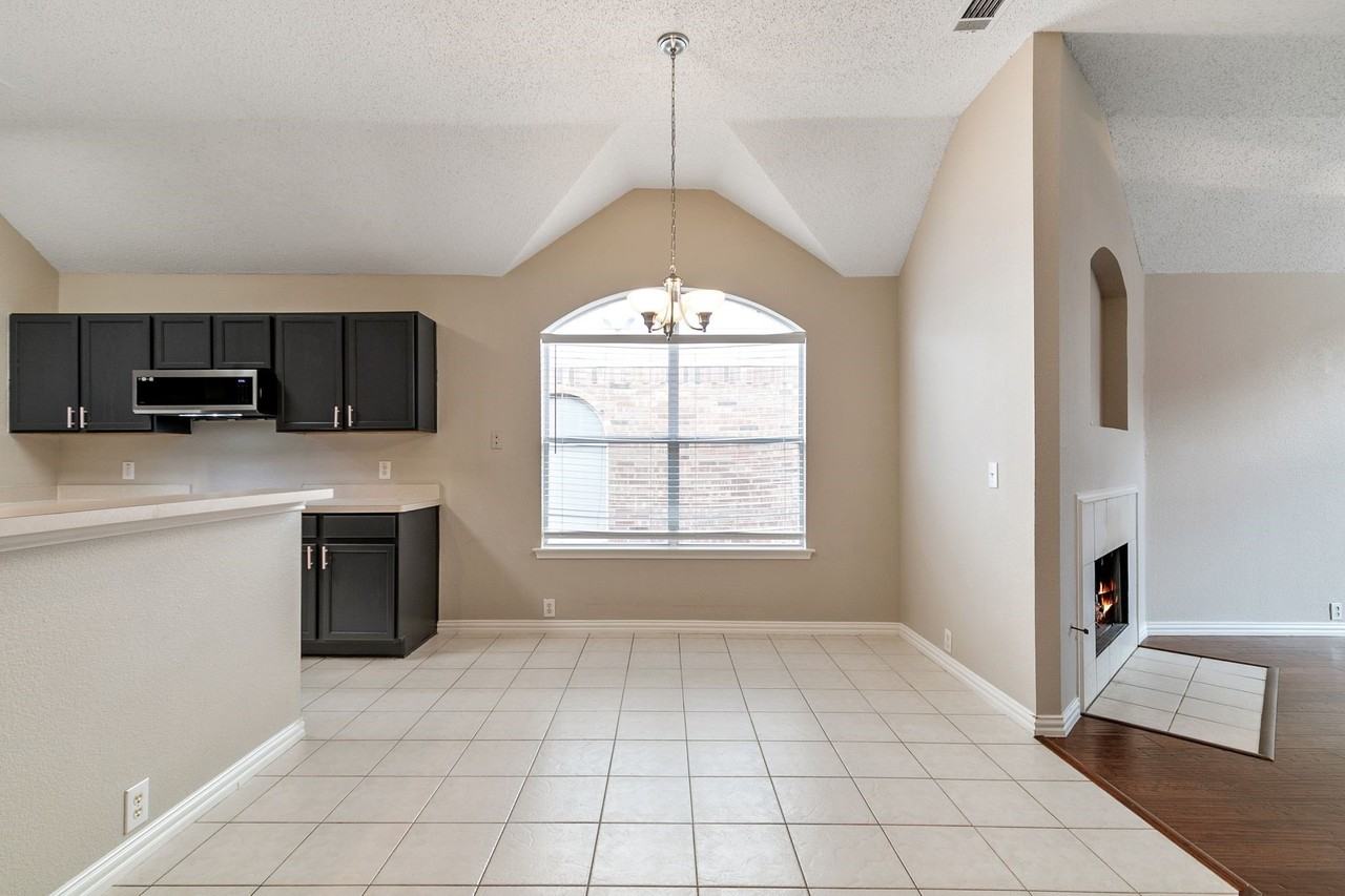 615 Lake Bridge Dr - Photo 6 of 25